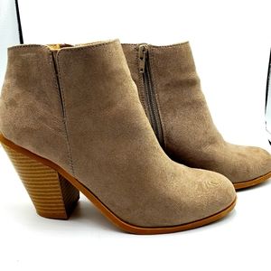 Banana Republic Women's Ankle Boots.   Suede. Shoe Size 6.5.